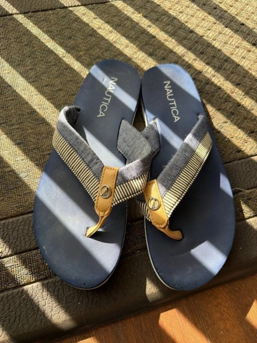 Nautica Size 7 blue white nautical flip flop thong sandals